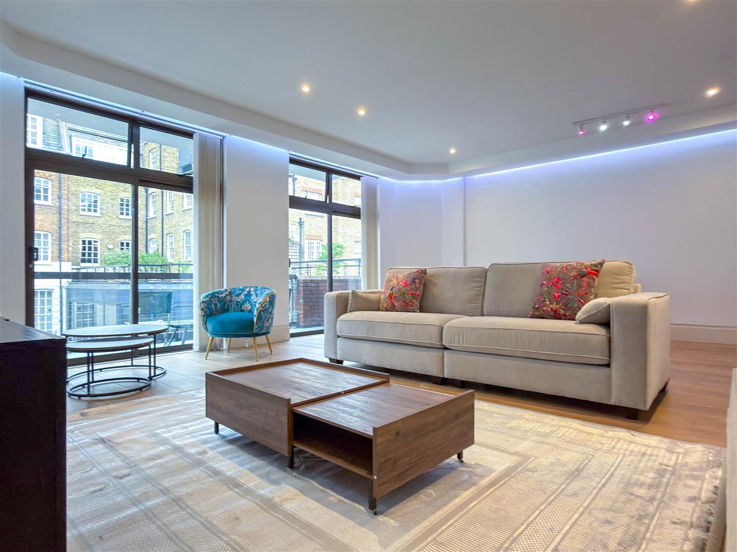 2 bed property in Mount Row, Mayfair